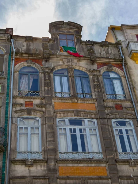 Typowo portugalską zabudową kolorowe: Płytki Azulejos elewacji w — Zdjęcie stockowe