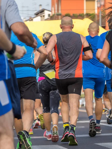 Persone che corrono in City Marathon: Vista Posteriore — Foto Stock