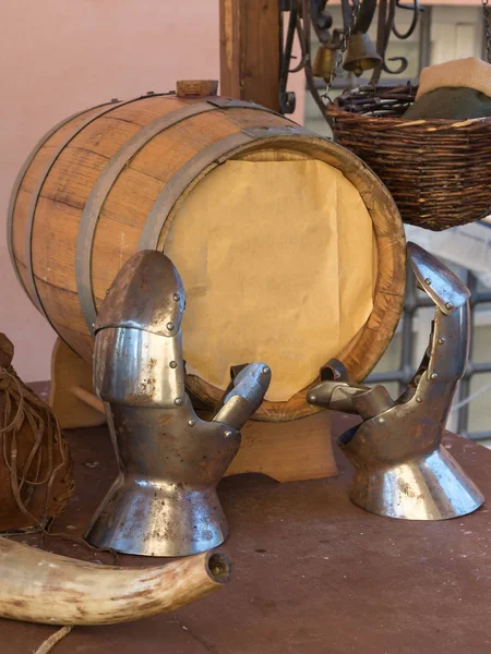 Dębowe beczki na drewnianym stole z ręki żelazne zbroje — Zdjęcie stockowe