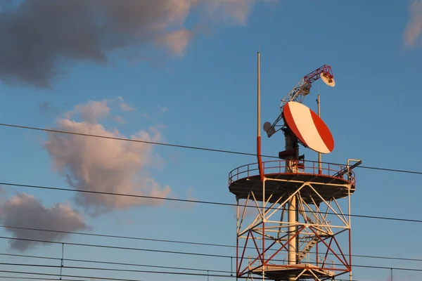 Torri di telecomunicazione con antenne e antenne satellitari — Foto Stock