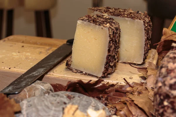 Italian Sheep's Milk Cheese: Aged Pecorino, Knife, Cutting Board — Stock Photo, Image