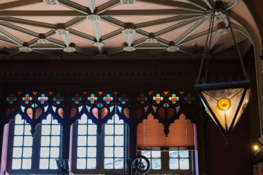 Antika renkli cam avize kitapçı ve büyük pencereler 