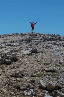 Kadın onun hedef başarı dağ'ın t Hiking kutuplarda yükseltmek