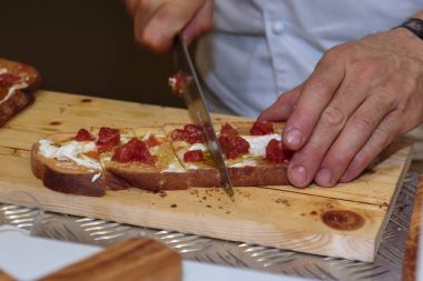 Domates, Burrata ve zeytinyağı Kni ile dolu ekmek dilimleme