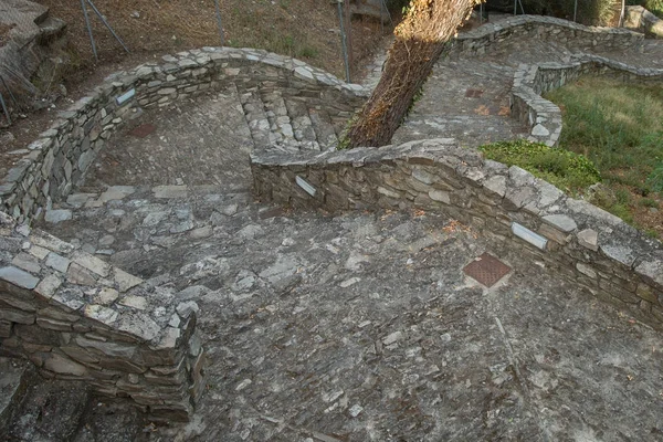 Arduas y sinuosas escaleras de piedra antiguas en Vicopisano, Italia — Foto de Stock