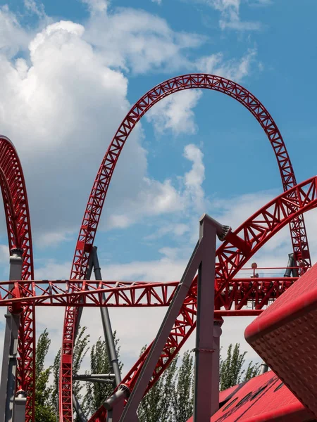 Rote Achterbahn im Vergnügungspark — Stockfoto