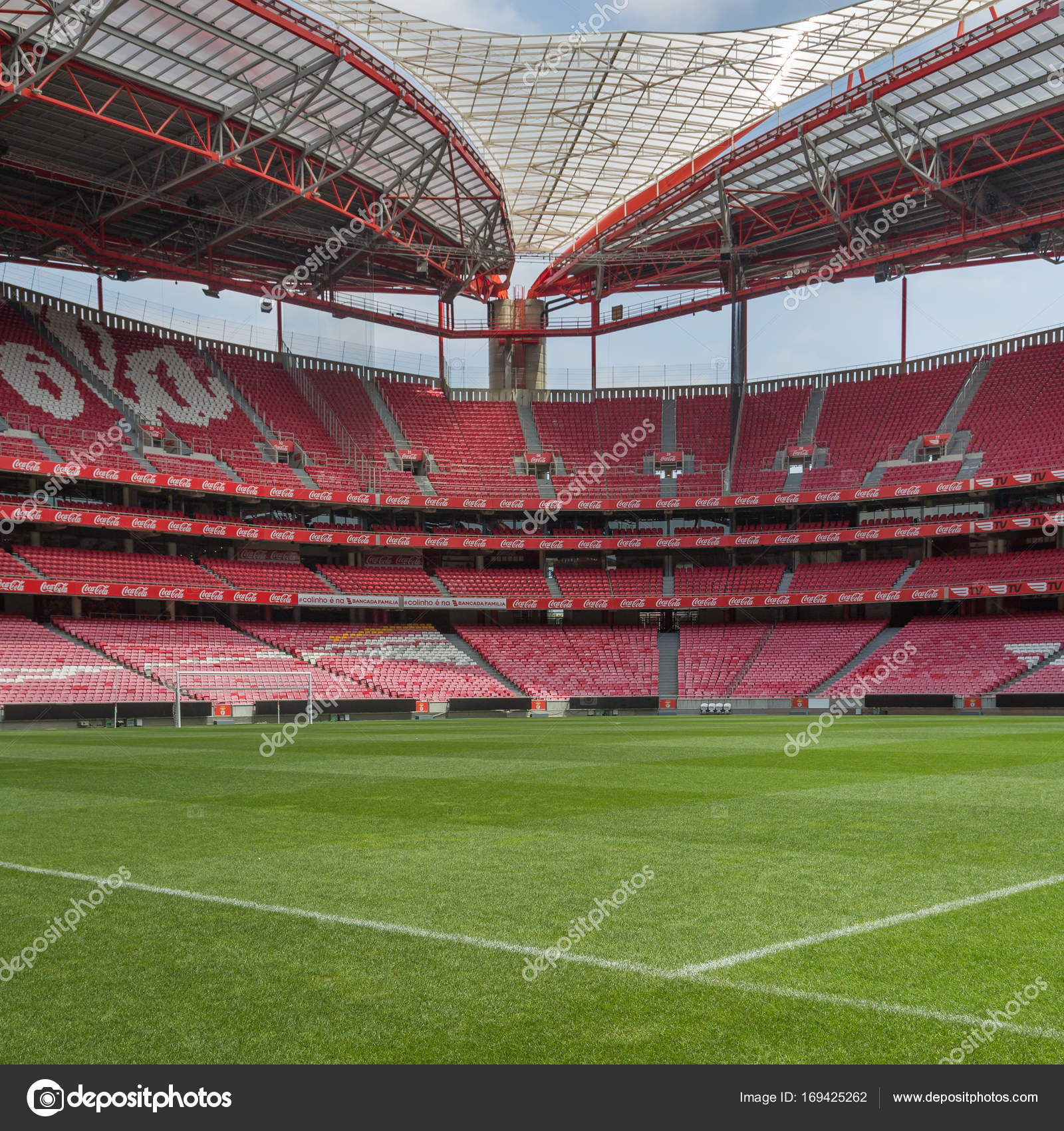 Vista del Estadio Da Luz: Asiento Rojo Vacío y Campo de Fútbol