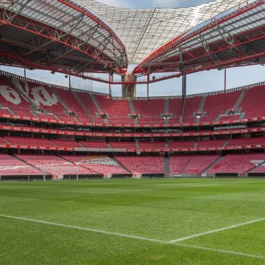 Görünüm Da Luz Stadı: kırmızı boş oturma ve yeşil futbol sahası