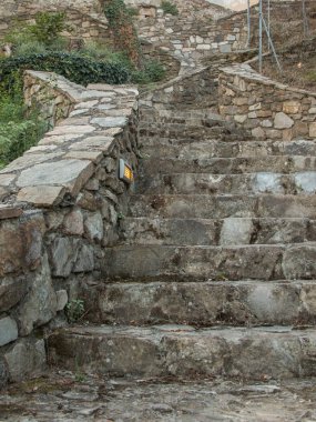 Eski taş merdivenle parkta açık