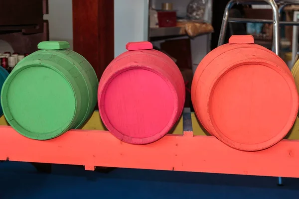 Antique Barrel Painted in Fluorescent Colors: Orange, Pink and G — Stock Photo, Image