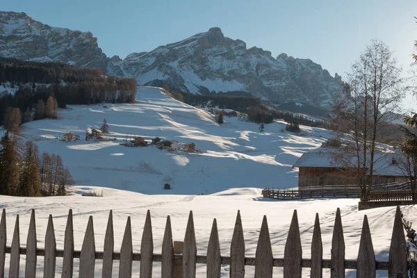 Gard de lemn, case și munți cu zăpadă în Europa: Dolomit — Fotografie, imagine de stoc