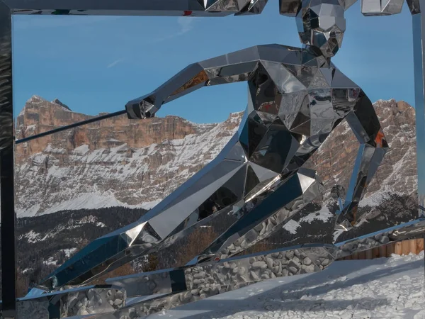 Estatua de esquiador, escultura hecha con espejos y Dolomitas italianas — Foto de Stock