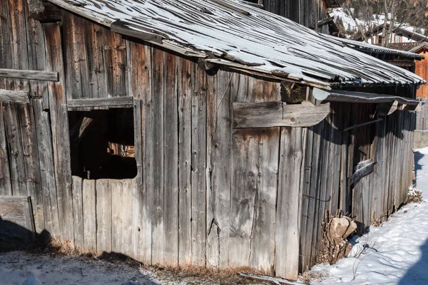 Kış günü tahta kulübede taze kar çatı ile — Stok fotoğraf