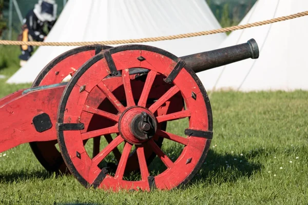 Canhão metálico vermelho medieval antigo sobre rodas — Fotografia de Stock
