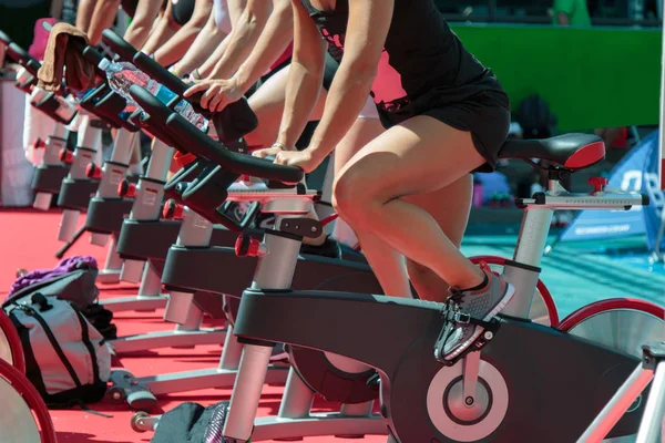 Gruppo di ragazzi e ragazze in palestra: Allenamento con Spinning Bikes — Foto Stock