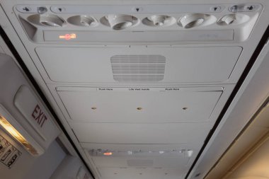 Tavan uçak iç ışıkları ve E için tuşlar