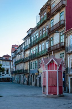 Tipik renkli Portekiz mimari: Azulejos cephe w Döşe