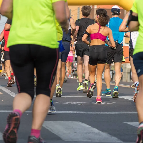 Gente corriendo en maratón de la ciudad —  Fotos de Stock
