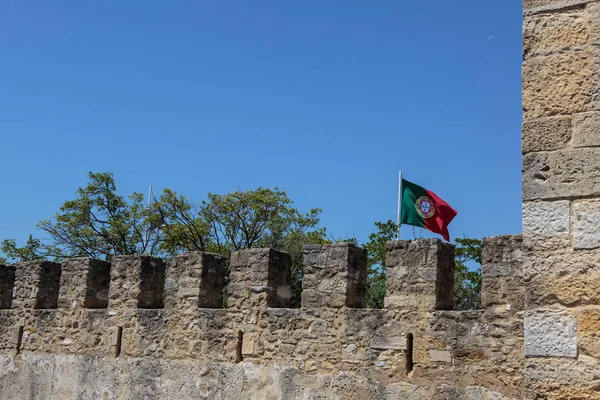 Hrad São Jorge: vnější zdi a portugalské vlajky — Stock fotografie