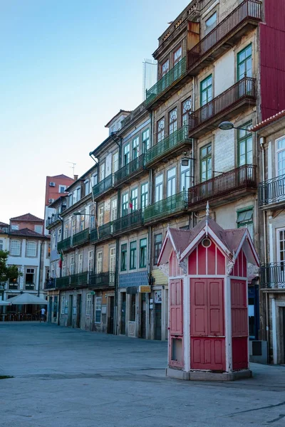 Tipik renkli Portekiz mimari: Azulejos cephe w Döşe