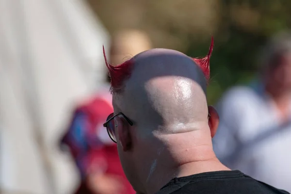 Homem careca com penteado único com chifres vermelhos: Vista traseira Portrai — Fotografia de Stock