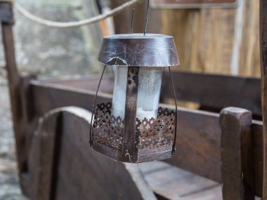 Eski demir asılmış lamba, arka planda ahşap kahverengi sepeti