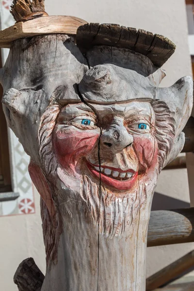 Sculpture d'arbre en bois : Gros plan sur le visage sculpté dans le bois, fait main — Photo