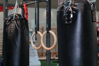 Siyah kum torbası ve Crossfit Fitness Yüzükler: egzersiz donanımları