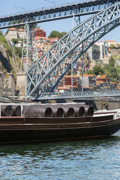 Traditionelle rabelo boote am ufer des flusses douro - porto, — Stockfoto