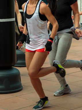 Şort ve beyaz kolsuz bluz ile genç kız: Fitness boks Workou