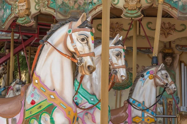 Kolorowa karuzela koni w Holiday Park, karuzela koń — Zdjęcie stockowe