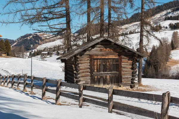 Piccola baracca e recinzione in legno tra gli alberi nella giornata invernale con Fres — Foto Stock