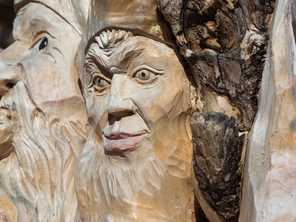 Скульптура деревянного дерева: крупным планом лица, вырезанные из дерева, ручной работы — стоковое фото