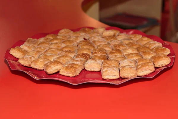 Grupo de pastelitos de hojaldre en placa roja, masa de Phyllo —  Fotos de Stock