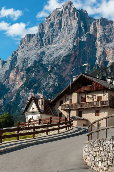 Typiska hus i Europeiska Alperna berg landskap och slingrande Ro — Stockfoto