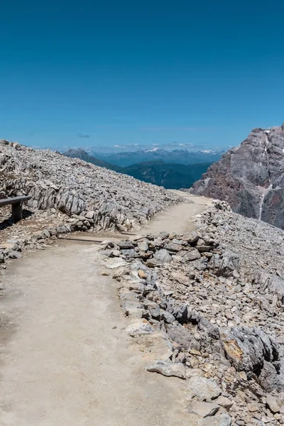Jalur batu di antara Pegunungan Barren di Italia Dolomites Alps di S — Stok Foto