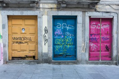 Antika Portekizce Mimarlık: Eski renkli kapı ve yazıları