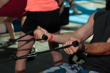 Çocuk sınıf Crossfit egzersizleri yapıyor spor salonunda