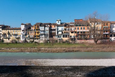 Parma, İtalya Nehri boyunca renkli cephe