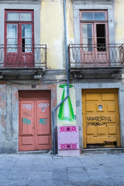 Puertas de Colofrul y ventanas antiguas en la calle portuguesa —  Fotos de Stock