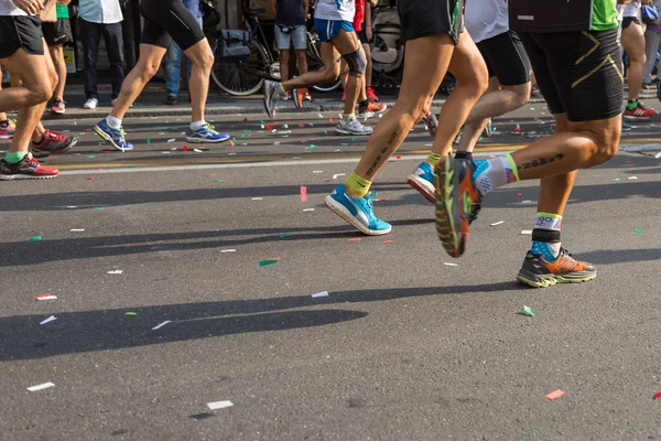 Pessoas correndo na maratona da cidade — Fotografia de Stock