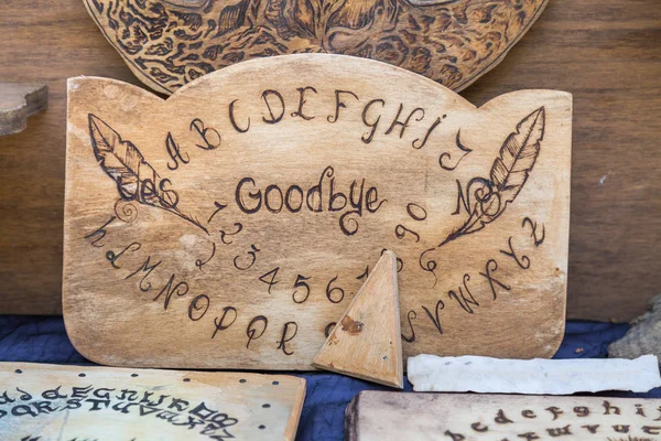 Placa de madeira Ouija: Comunicação com Espíritos — Fotografia de Stock