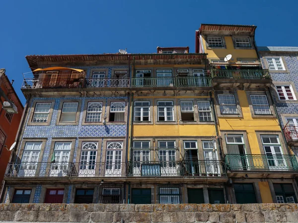 Typické barevné Portugalská architektura: Dlaždice Azulejos fasádní w — Stock fotografie