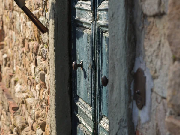 Close-up da antiga porta de madeira verde — Fotografia de Stock