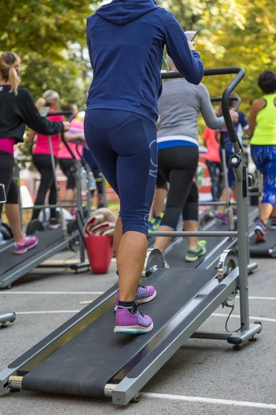 Spor giyim kullanmada koşu bandı üzerinde açık kadınlar — Stok fotoğraf