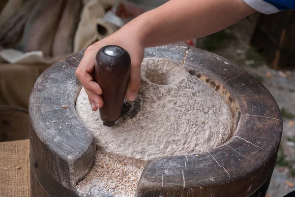 Käyttämällä muinaisen käsikirjan Stone Mill — kuvapankkivalokuva