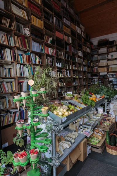 Potraviny a knihy v knihovně — Stock fotografie