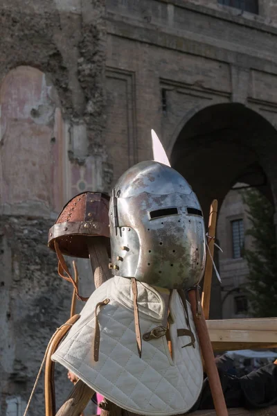 Casco medievale in ferro e arma a palo — Foto Stock