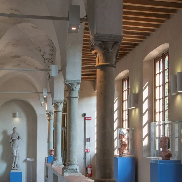 Музей коридори з колонадою, Windows і стародавні бюста в Par — стокове фото