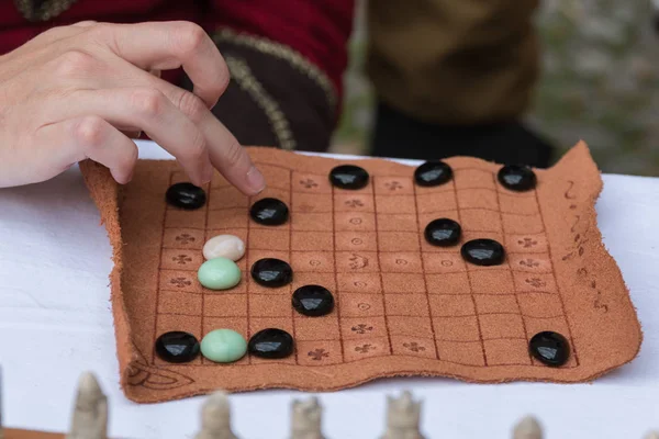 Antikes Tischspiel mit ovalen Figuren und braunem Stoffbrett — Stockfoto